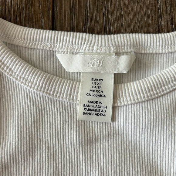 H&M Classic Cropped Black Ribbed Tee. Size Extra Small. 1 Black and 1 White - Picture 11 of 11